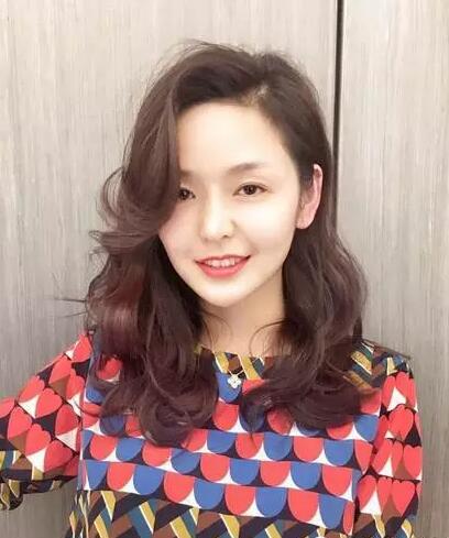 2022发型流行趋势女中长发烫发发型图片