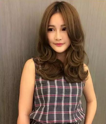 2022发型流行趋势女中长发烫发发型图片