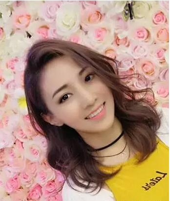 2022发型流行趋势女中长发烫发发型图片
