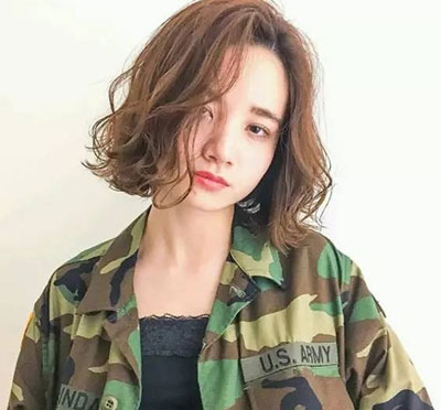 2022烫中发发型 “全是卷”女生烫发