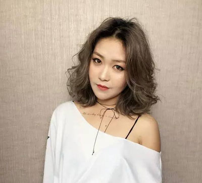 2022烫中发发型 “全是卷”女生烫发