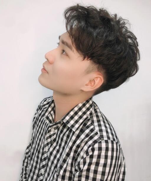 男生自然蓬松烫发型,蓬松时尚显精神