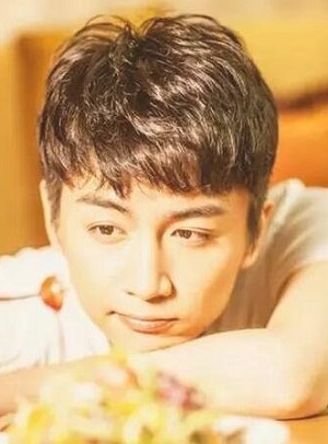 ​2019年流行的时髦男生发型  好看的纹理烫发型图片