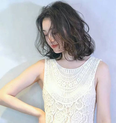 2022烫中发发型 “全是卷”女生烫发
