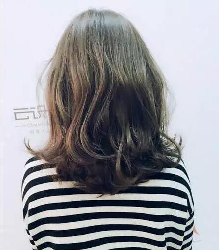 2022发型流行趋势女中长发烫发发型图片