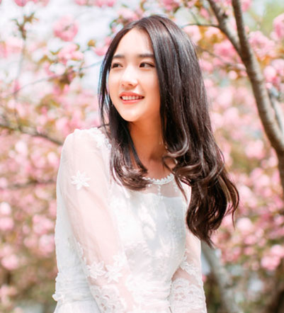 2022发型流行趋势女中长发烫发发型图片