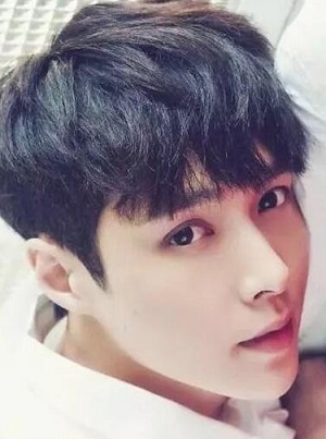 ​2019年流行的时髦男生发型  好看的纹理烫发型图片