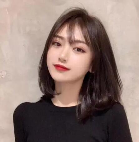 时尚发型女2022流行发型 浪漫又迷人的自然卷发