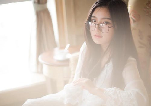 方脸眼镜女适合什么发型?方脸眼镜女发型盘点