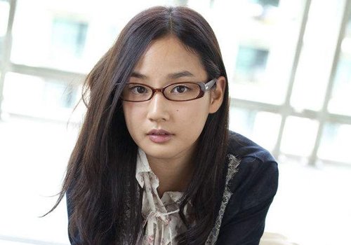 方脸眼镜女适合什么发型?方脸眼镜女发型盘点