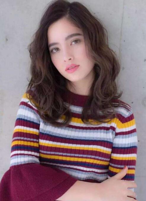 女士2022锁骨发型烫发,日常好打理的女士烫发发型