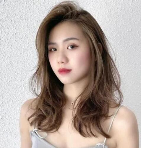 女士2022锁骨发型烫发,日常好打理的女士烫发发型