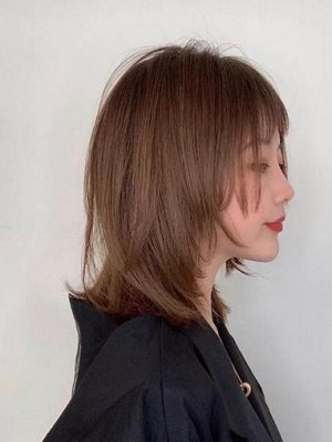 2022中碎发发型图片女 显出个人气质的女生发型