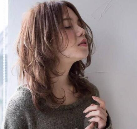 发量少女生必备烫发发型,时尚减龄显发量
