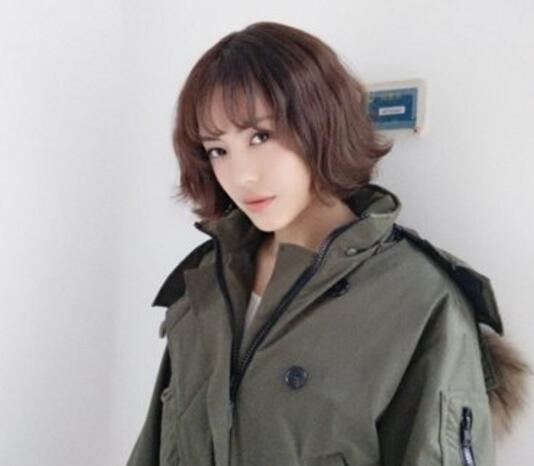 女生时尚编织烫短发发型 优雅又简单