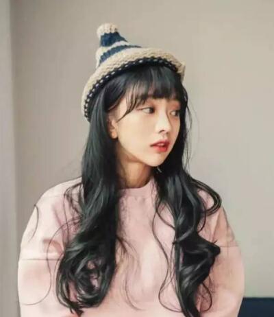女生蓬松类空气烫卷发发型,时尚自然淑女风