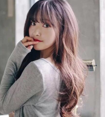 女生蓬松类空气烫卷发发型,时尚自然淑女风