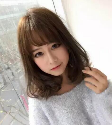 今年女生流行的lob搭肩烫发型图片
