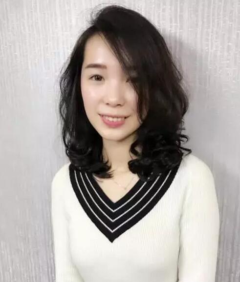 今年女生流行的lob搭肩烫发型图片