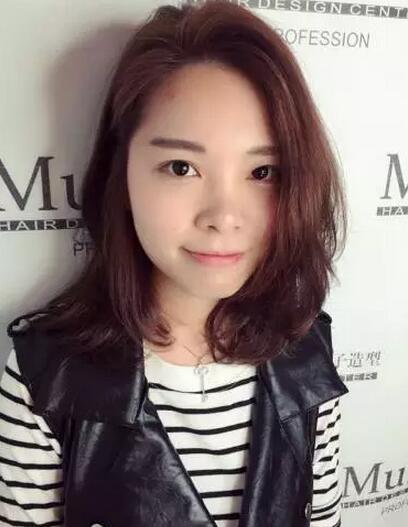 今年女生流行的lob搭肩烫发型图片