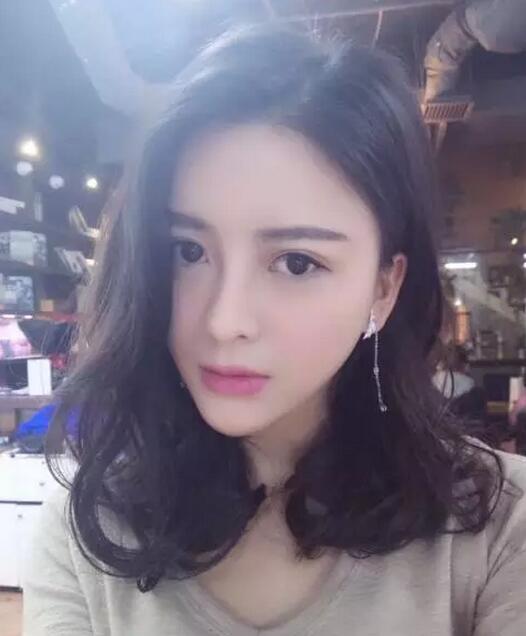 今年女生流行的lob搭肩烫发型图片