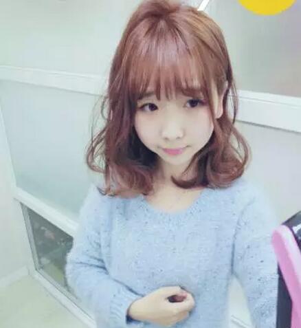 今年女生流行的lob搭肩烫发型图片