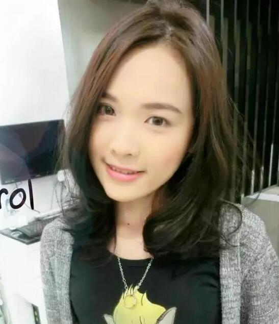 今年女生流行的lob搭肩烫发型图片
