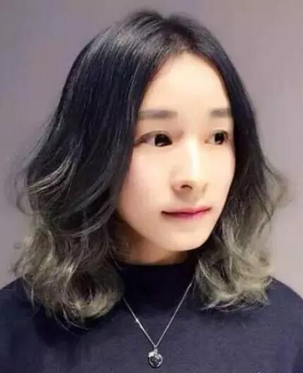 今年女生流行的lob搭肩烫发型图片