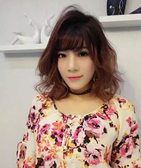 今年女生流行的lob搭肩烫发型图片