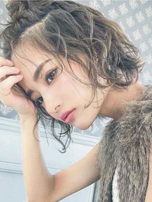头大的女生合适的发型  简约又时尚显得干练