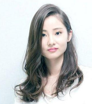 新年流行中长发烫发发型 让你秒变时尚女神