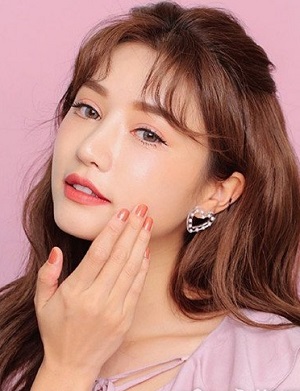 下巴宽的女生适合什么发型  显脸小的5款发型