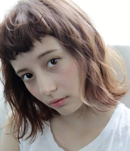 额头窄脸长的女生适合什么发型？唤起青春的女孩卷发图