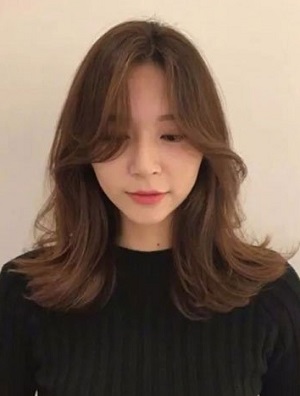 脸大女生适合什么发型 2022什么发型显脸小