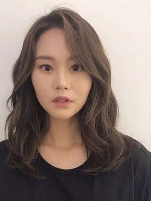 脸大女生适合什么发型 2022什么发型显脸小