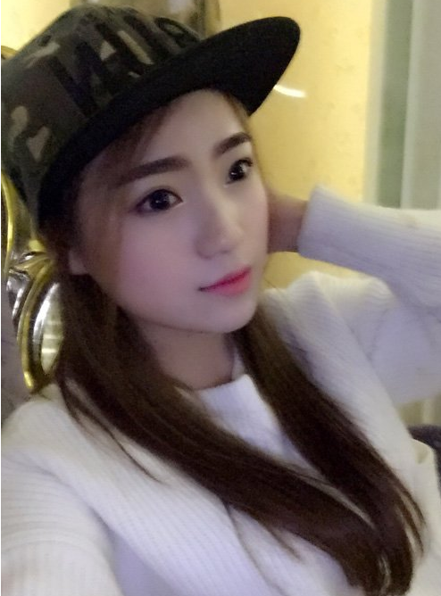 额头窄脸长的女生适合什么发型？唤起青春的女孩卷发图