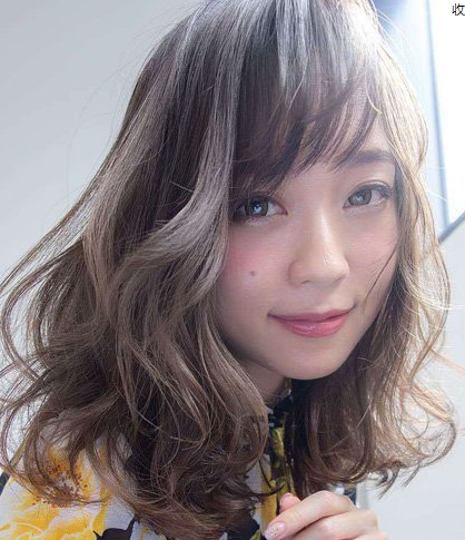 额头窄脸长的女生适合什么发型？唤起青春的女孩卷发图