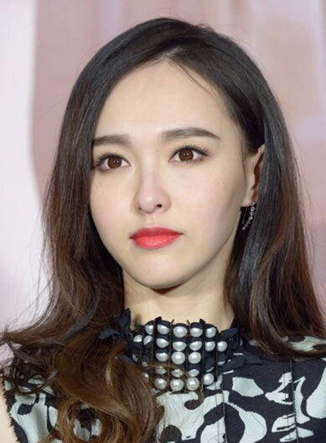 额头窄脸长的女生适合什么发型？唤起青春的女孩卷发图
