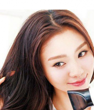 女生中长卷发发型打理操作 蓬松有型最主要