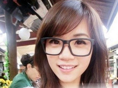 长发烫发发型凸显清新动人