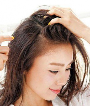 女生中长卷发发型打理操作 蓬松有型最主要