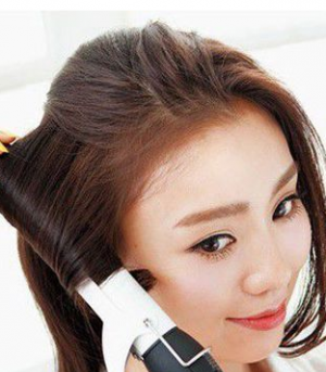 女生中长卷发发型打理操作 蓬松有型最主要