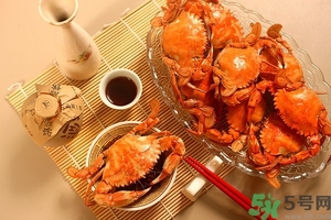 吃螃蟹可以喝红酒吗？吃螃蟹可以喝酒吗？ 吃螃蟹能喝啤酒吗？