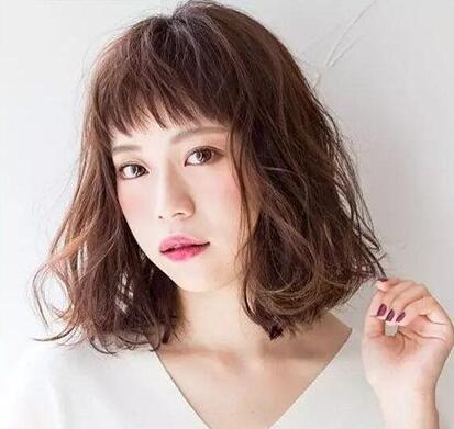 女生最新显高显瘦齐脖短烫发发型