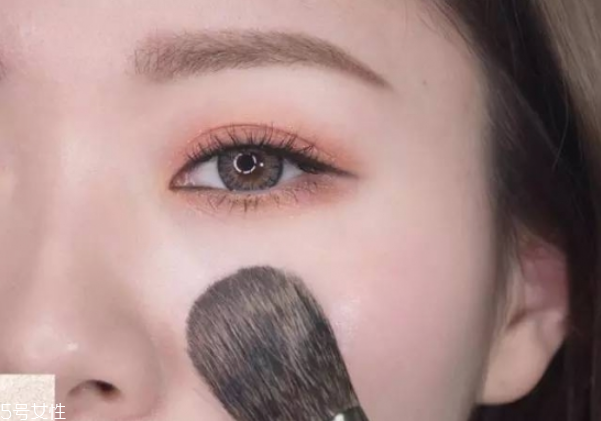 怎么化妆不会掉妆 不晕妆的小技巧