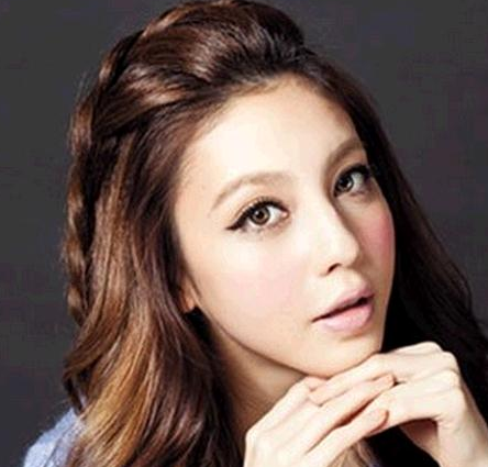 简单理性的韩式编发发型 轻松打造小v脸