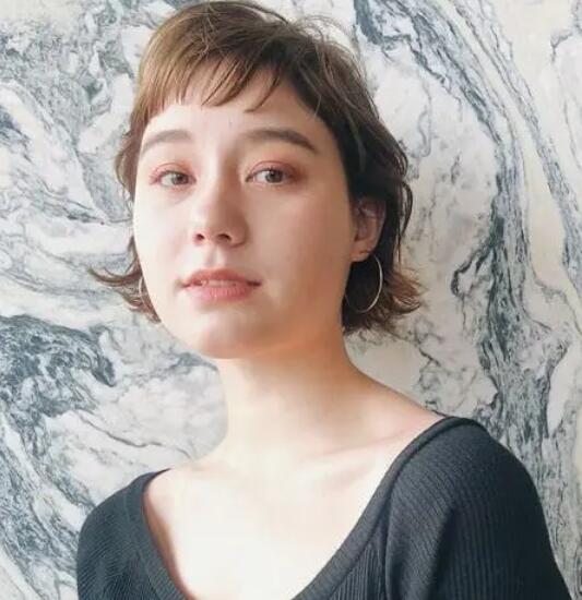 中年短发发型女显年轻,短发会比长发简约大气