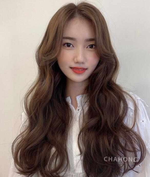 烫发发型2022年最新款女,清爽干净的烫发发型
