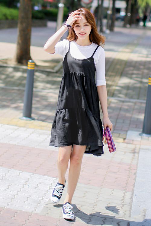 韩模示范春夏减龄搭配：t恤吊带裙的完美搭配