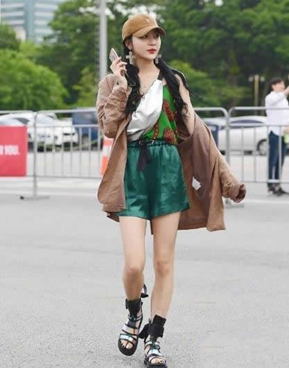 2018韩国时尚街拍图片：夏天韩国小姐姐时尚穿搭欣赏